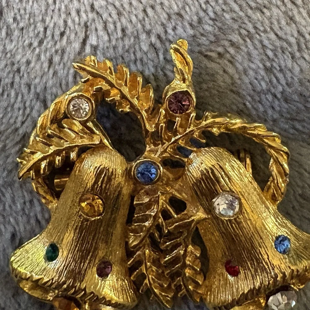 VTG 60s Christmas Bells Rhinestone Brooch Gold Tone Holiday‎ Pin Festive Sparkle